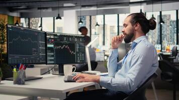 näringsidkare i kontor stängning ögon till do dagdrömma, visualisera finansiell oberoende och framtida Framgång. glad stötta fast anställd på skrivbord förlorat i trodde, föreställande välmående handel, kamera en video