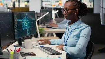 comerciante en oficina aprovecha ai tecnología en ordenador personal a interpretar analítica gráficos, optimizando comprando y venta. africano americano mujer usos profundo aprendizaje automatizacion a maximizar ganancias, cámara si video