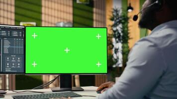 comerciante chateando con cliente, Proporcionar a la medida financiero estrategia utilizando croma llave computadora. financiero tutor hablando en auriculares micrófono, utilizando aislado pantalla ordenador personal, revisando cliente portafolio, cámara si video