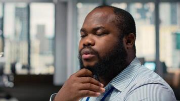 cerca arriba de comerciante analizando valores intercambiar analítica, haciendo pensamiento, evaluando comercio estrategia en apuntalar firma oficina. africano americano hombre lluvia de ideas, evalúa riesgo en financiero mercados, cámara si video