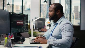 betonade stötta fast anställd på arbete larmade förbi misstänkt dataintrång varna på handel plattform instrumentbräda. orolig afrikansk amerikan man i kontor känner av dataintrång försök på handel programvara, kamera b video