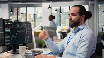 näringsidkare i kontor håller på med brainstorming innan begå till investering, leende, uttrycker förtroende i val. mäkleri företag expert- tänkande innan handel, som visar själv försäkran, kamera en video