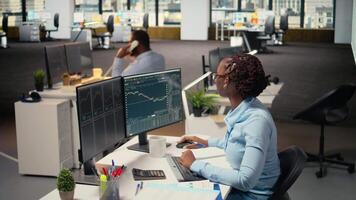 día comerciante análisis valores mercado precio gráficos, tomando notas a hacer informado comprar y vender decisiones corredor de valores escritura abajo análisis perspectivas, colocación pedidos utilizando comercio plataforma, cámara un video