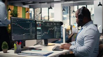 apuntalar firma día comerciante en pánico por suspicaz iniciar sesión intento advertencia en comercio software interfaz. corretaje empresa trabajador viendo seguridad alerta notificación de no autorizado iniciar sesión actividad, cámara un video