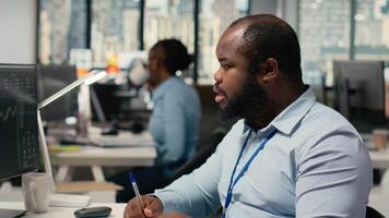 commerciante nel emotivo tumulto ha riguardato di investimento portafoglio valore far cadere dopo inaspettato mercato incidente. ansioso uomo afflitto di azione scambio account azioni prezzo fluttuazione, telecamera B video