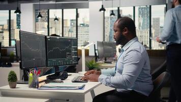 näringsidkare i kontor larmade förbi misstänkt dataintrång varna på handel plattform instrumentbräda. mäkleri företag arbetstagare känner av dataintrång försök på handel programvara och initierar säkerhet protokoll, kamera en video