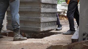 arbetare montera förstärkt betong kolumn på fundament propp på konstruktion webbplats video