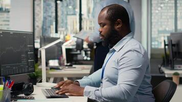 commerciante nel ufficio allertato di sospetto pirateria mettere in guardia su commercio piattaforma Pannello. intermediazione azienda lavoratore rileva pirateria tentativo su commercio Software e inizia sicurezza protocolli, telecamera B video