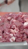 recién cortar carne de vaca cubitos Listo para Cocinando video