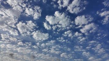 moln mönster skapa en skön himmel på middagstid video