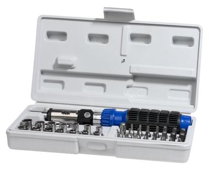 conjunto de herramientas en un blanco el plastico caso. dentro es un universal destornillador con un azul engomado encargarse de y un trinquete mecanismo, conjunto de reemplazable boquillas foto