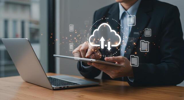 nube informática datos almacenamiento y compartiendo concepto empresario utilizando tableta para archivo administración 100 GB almacenamiento foto