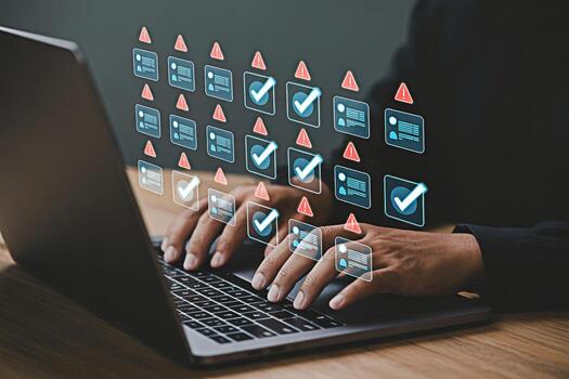 datos validación proceso en ordenador portátil para digital transformación y calidad controlar sistema auditoría foto