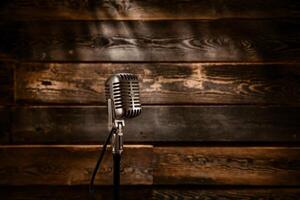 clásico micrófono en un estar con un rústico de madera fondo, enfocado en capturar musical vibras. foto