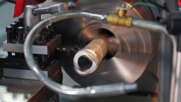 cnc svarv maskin vändning metall komponent. närbild av en cnc svarv maskin i handling, exakt formning en roterande metall del med hög hastighet skärande verktyg och video