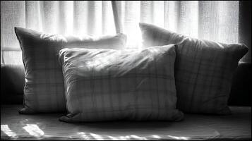 luz de sol transmisión mediante cortinas sobre cómodo almohadas foto