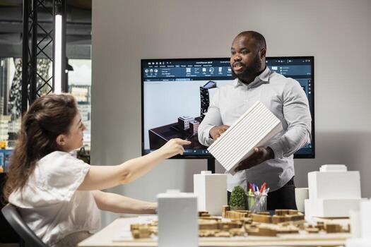 negro masculino ingeniero presentación arquitectónico 3d modelos para diseño, creando planos con estratégico reurbanización proyecto Maestro plan. residencial zona para infraestructura crecimiento. foto