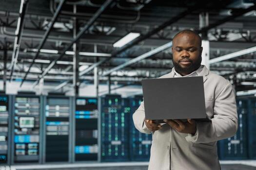 técnico en servidor cubo gerente infraestructura sistemas, comprobación recuperación plan en ordenador portátil. datos centrar empleado supervisión actuación utilizando herramientas, haciendo Por supuesto aparejos son marcha óptimamente foto