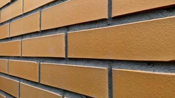 resumen antecedentes acerca de hermosa naranja ladrillo muro, precisión en albañilería y diseño. ladrillos metido pulcramente, suave y atractivo superficie. construcción asegura durabilidad y estético valor video