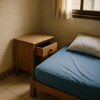 sencillo dormitorio esquina con de madera mesita de noche presentando un abierto cajón y suave azul lecho foto