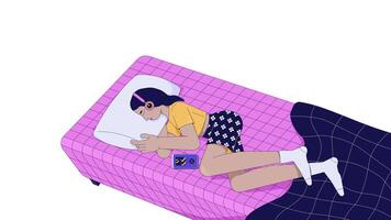 indio niña dormido con auriculares en sucio cama 2d personaje animación. joven medio oriental mujer escuchando a música con móvil lista de reproducción animado persona dibujos animados 4k aislado en blanco video