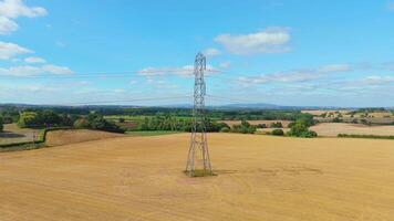 fuco orbita movimento di un' UK elettricità pilone, aereo Visualizza di industriale utilità struttura con circostante terreni agricoli e i campi video