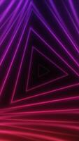 abstrakt lysande lila neon triangel- tunnel med perspektiv rader, trogen sci-fi bakgrund video