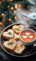 delicioso en forma de corazon brindis servido con calentar tomate sopa en acogedor ajuste foto