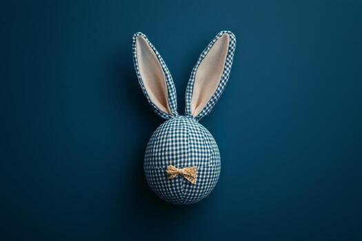 creativo decoración utilizando naranja comprobado tela a formar un conejito forma en un oscuro texturizado antecedentes. foto