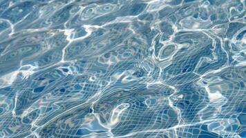 ljus solljus slingor de invecklad mönster och mild krusningar på vattnen yta. detta lugn scen fångar de lugnande väsen av natur i en fredlig miljö. abstrakt slå samman vatten . video