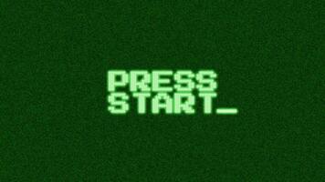 retro Tryck Start animering med dynamisk tekniskt fel förvrängning effekt på grön skärm för gaming projekt 4k. video