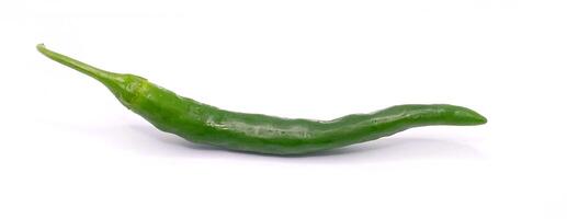 Fresco verde chile pimienta curvas graciosamente en contra un limpiar blanco fondo exhibiendo sus natural foto