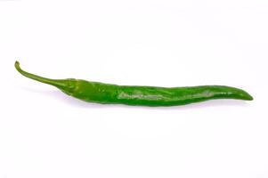 Fresco verde chile pimienta acostado en un blanco Listo a añadir especia a un delicioso comida. foto