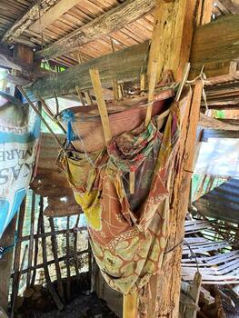 rústico almacenamiento solución en un resistido de madera estructura con vistoso tela colgando abajo. foto