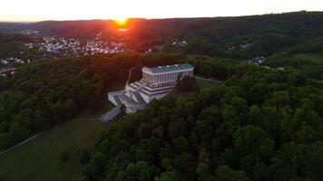 puesta de sol aéreo ver de Walhalla monumento en Bräeuberg colina cerca Ratisbona, Alemania. esta neoclásico templo pasa por alto el Danubio río, brillante en dorado hora ligero terminado el bávaro paisaje. video