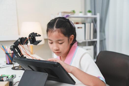 estudiante aprendizaje Ingenieria y robótica con un digital tableta y bricolaje equipo. foto