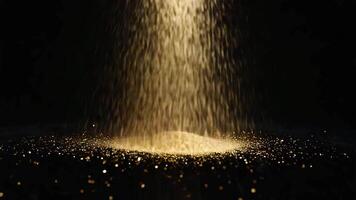 dramatisk guld pärlar faller i långsam rörelse skapa en magisk, elegant och dynamisk effekt video