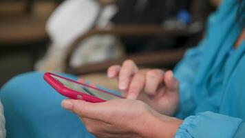 de cerca. hembra manos agarre moderno teléfono inteligente, navegando digital contenido con suave pantalla táctil desplazamiento y fácil hojeada de en línea información y social medios de comunicación plataformas video