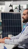 porträtt av Lycklig hållbar energi forskare använder sig av simulering programvara till uppgradera sol- paneler och vind turbiner odla. glad ingenjör förbättra rena energi industri effektivitet, kamera en video