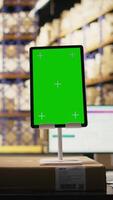 vertical orden cumplimiento moderno escritorio con croma llave en un tableta en distribución centro, Al por menor importar exportar actividad. industrial espacio para código de barras rastreo y inventario controlar sistemas comercio electrónico video
