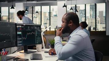 comerciante en emocional confusión preocupado por inversión portafolio valor soltar después inesperado mercado chocar. ansioso hombre afligido por valores intercambiar cuenta Comparte precio fluctuación, cámara un video