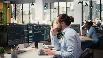 näringsidkare i kontor uttrycker oro som investering portfölj värde avtar efter oväntat marknadsföra evenemang. finansiell professionell betonade medan granskning stock utbyta konto förluster, kamera en video
