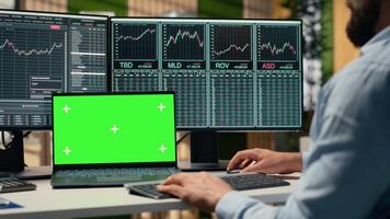 día comerciante en corretaje oficina análisis valores mercado cartas en aislado pantalla computadora portátil, haciendo comprar y vender decisiones experto lugares cliente pedidos utilizando comercio software en Bosquejo computadora portátil, cámara si video