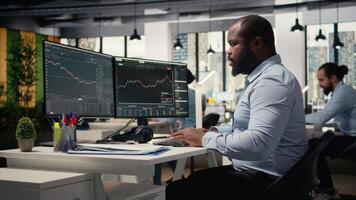 lagarbete handlare i kontor arbete tillsammans till lösa säkerhet varna efter hacker användningar utnyttja till penetrera system. team av stötta fast kollegor spåna på vilket sätt till skydda från Cyber attack, kamera en video