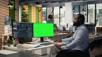 inversión consultor hablando en auriculares micrófono, utilizando verde pantalla ordenador personal, revisando cliente portafolio. comerciante que se discute con cliente, Proporcionar a la medida financiero estrategia utilizando Bosquejo computadora, cámara un video