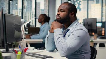 día comerciante análisis valores mercado precio gráficos, haciendo pensamiento, haciendo comprar y vender decisiones en apuntalar firma oficina. hombre haciendo lluvia de ideas, colocación cliente pedidos utilizando comercio plataforma, cámara si video