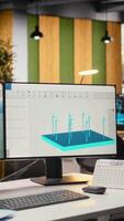 vind turbin simulering på pc skärmar i forskning och utveckling kontor. cad programvara på dator monitorer stödjande förnybar energi teknik och hållbar teknologi innovation video