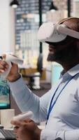 arbetstagare användningar vr headsetet till optimera elektrisk rutnät och vind bruka layout, förstärkning rena energi system. tekniker gör virtuell verklighet simulering av kraft rader och trogen vind turbin, kamera b video