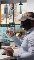 arbetstagare användningar vr headsetet till optimera elektrisk rutnät och vind bruka layout, förstärkning rena energi system. tekniker gör virtuell verklighet simulering av kraft rader och trogen vind turbin, kamera en video