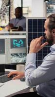 rd avdelning forskare använder sig av maskin inlärning tech till studie sol- grön energi system. ingenjör använder sig av neuralt nät i kontor till förbättra solceller hopsättning rader kol fotavtryck, kamera en video